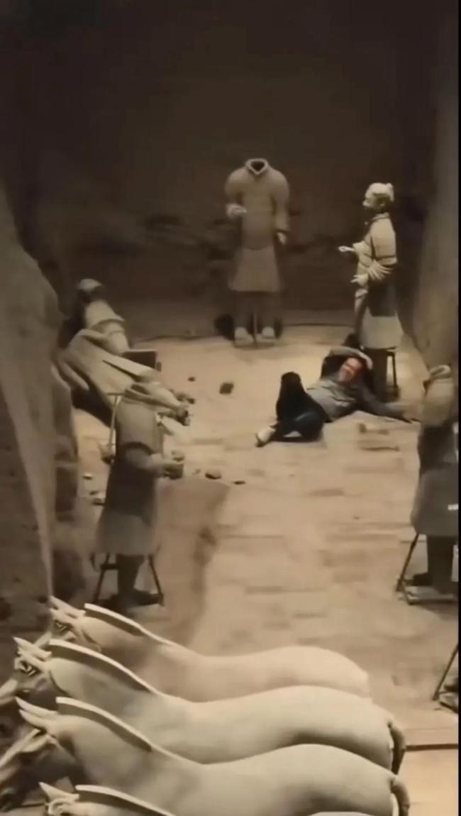 男子縱身跳進兵馬俑坑 推倒兩尊兵馬俑