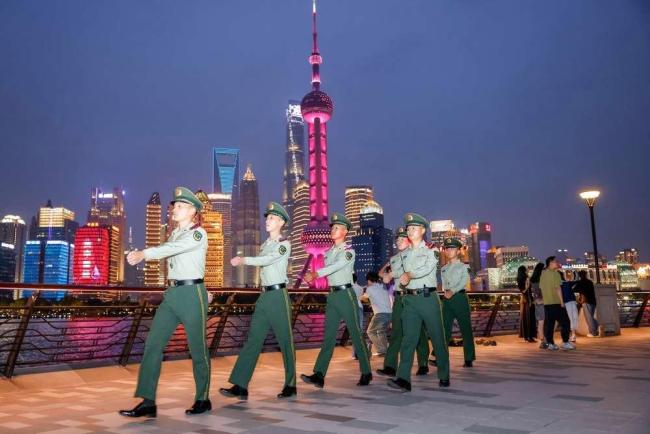 上海外灘再現(xiàn)武警隔離人墻 守護(hù)節(jié)日平安