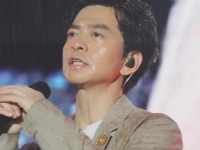 李健演唱會(huì)遇暴雨全程不打傘