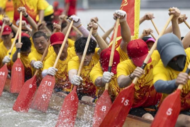 劃龍舟有多拼 鼓點(diǎn)一響全員開(kāi)掛 嶺南文化盛宴
