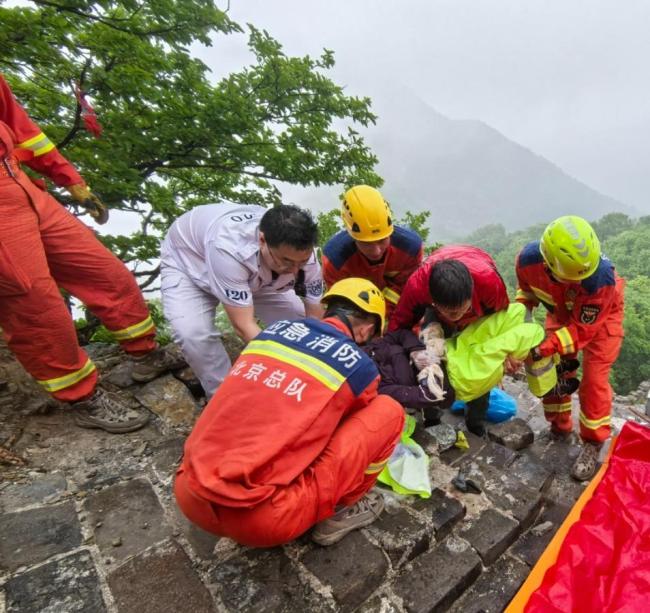 夫妻端午冒雨攀爬野長(zhǎng)城