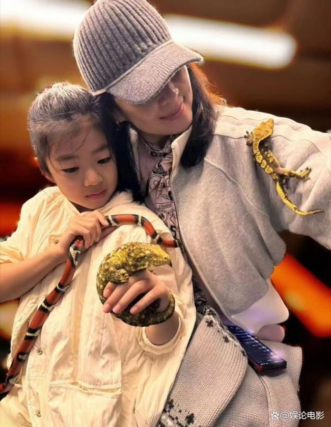 章子怡曬女兒兒子 母愛滿滿共度時(shí)光