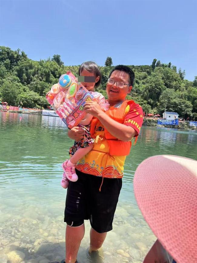 含留守老人龍舟隊返程逆流勇戰(zhàn)險灘 永不放棄的精神