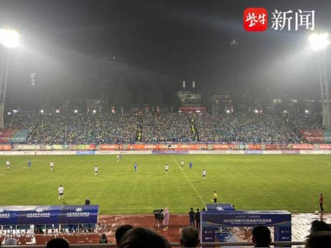 南京五台山体育场再现人浪 雨夜观赛创纪录