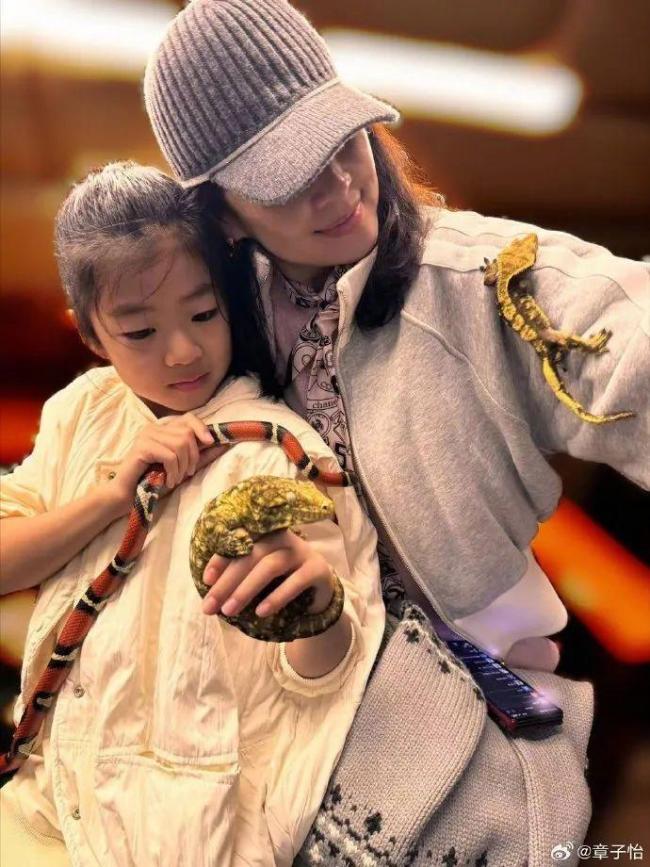 章子怡曬照祝兒女節(jié)日快樂(lè) 陪伴是最好的禮物