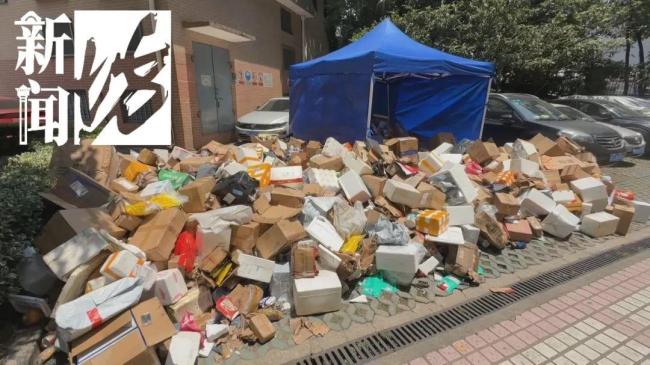 八旬老伯家中起火上千件快遞堵門 消防破門后震驚……