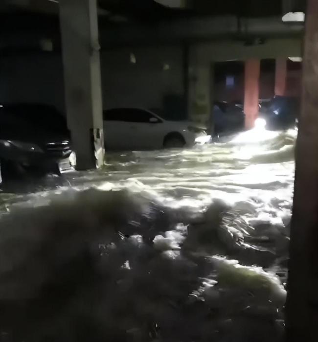 桂林暴雨致多小區(qū)地下車庫被淹 積水嚴重引發(fā)關注