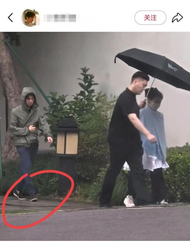 李健狼狈淋雨 让保镖给老婆打伞 夫妻反差萌引发热议