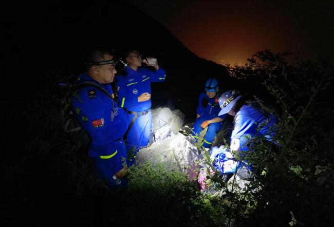男子端午节爬野山迷路,还执意自己找路!27人冒雨搜山救援 公益救援彰显大爱