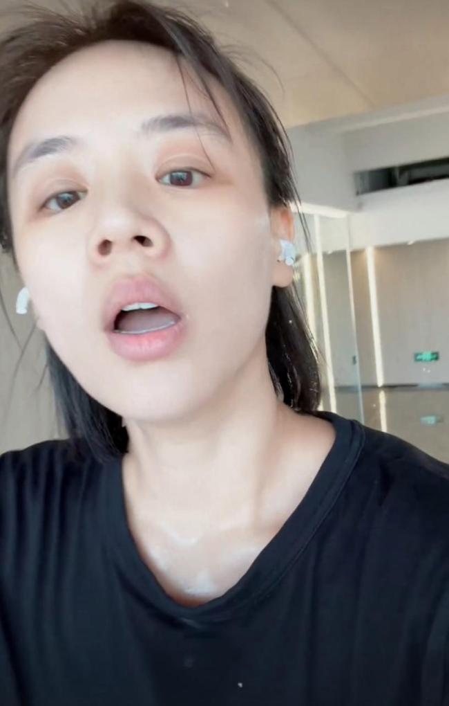 馬思純聚餐結(jié)束后在停車場等男友 甜蜜等待羨煞旁人