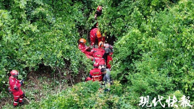救援队深山生死营救58岁老人 6天5夜不懈努力