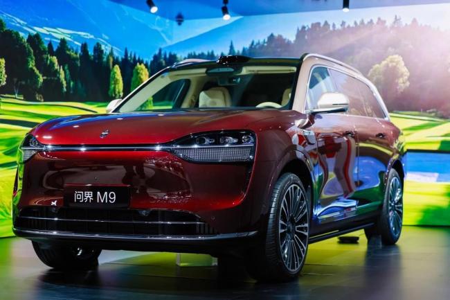 問界M9五座零重力座椅版實(shí)車亮相 智慧出行新體驗(yàn)