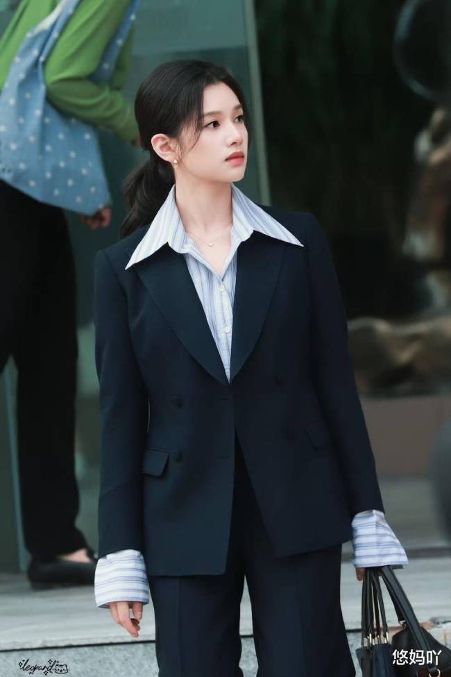 《野狗骨頭》張婧儀劉海校服路透 職業(yè)裝造型驚艷亮相