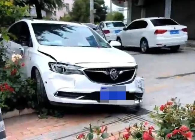 社區(qū)女書記開車追攆女子撞2人被刑拘 疑似糾紛引發(fā)事故