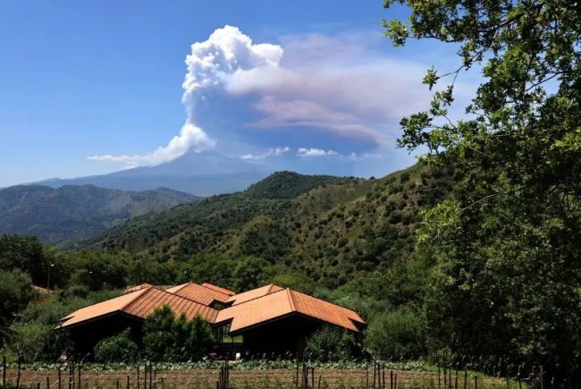 歐洲最高活火山噴發(fā),，50公里外能聽到爆炸聲 埃特納再顯威力