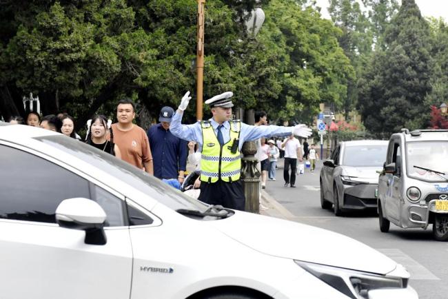 赴考路上遇問題馬上找交警