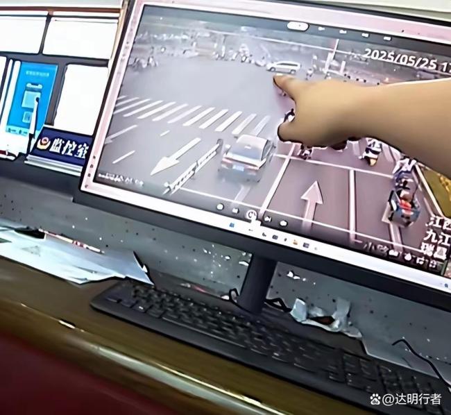 女生騎電動(dòng)車(chē)闖燈被撞 倒地抽搐 交警硬核判罰引熱議