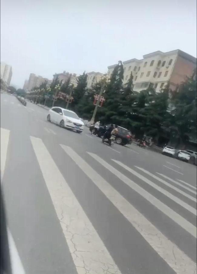 社區(qū)書記開車追撞電瓶車被拘 鬧市飛車追撞女子