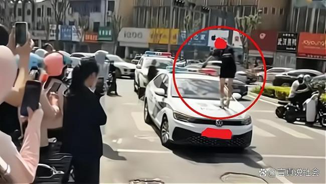 女子違停被貼罰單后爬上警車(chē)引擎蓋 網(wǎng)紅失控全網(wǎng)關(guān)注
