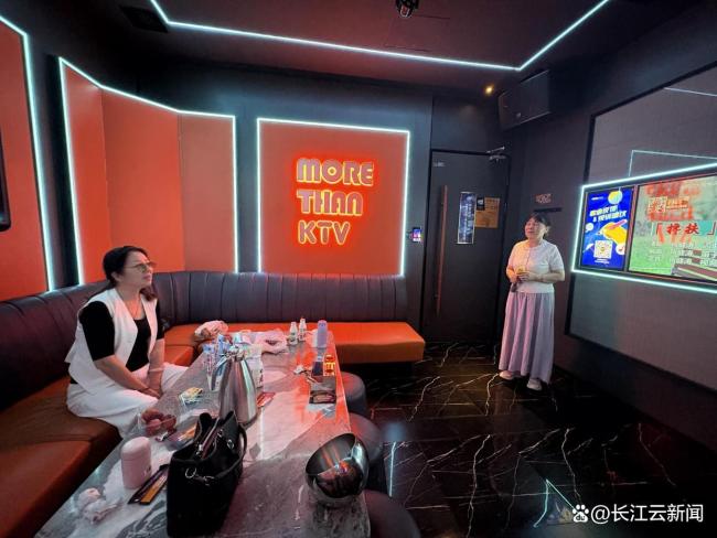 年轻人抛弃的KTV被老年人救活了 银发族“反客为主”