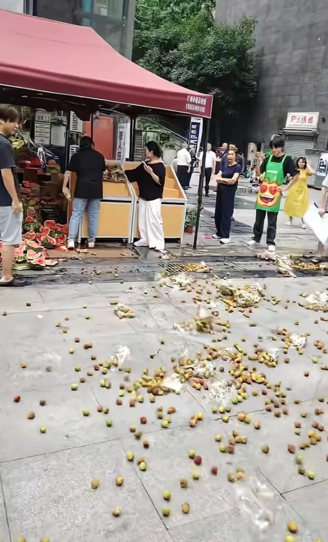 知名水果連鎖店上演“砸西瓜大戰(zhàn)” 生意爭執(zhí)引發(fā)浪費