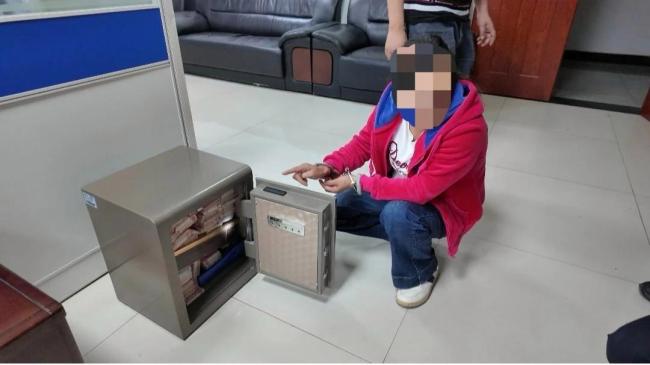 貴州女子因吵架偷走94萬(wàn)元保險(xiǎn)柜 讓親戚藏玉米地