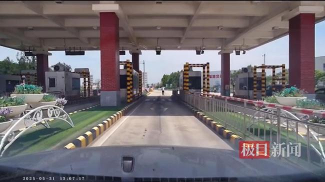 司機(jī)配合民警抓捕車(chē)上逃犯 順風(fēng)車(chē)正義之旅