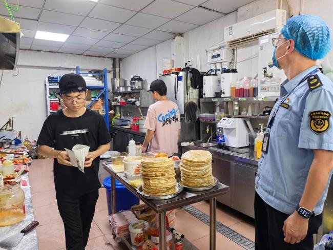 長沙一外賣店衛(wèi)生狀況差被查，廚房驚現(xiàn)老鼠,，豬頭肉上蒼蠅飛舞,！