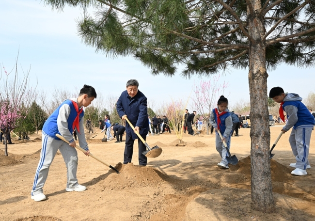 2025年4月3日,，習近平總書記來到北京豐臺區(qū)永定河畔參加首都義務植樹活動。