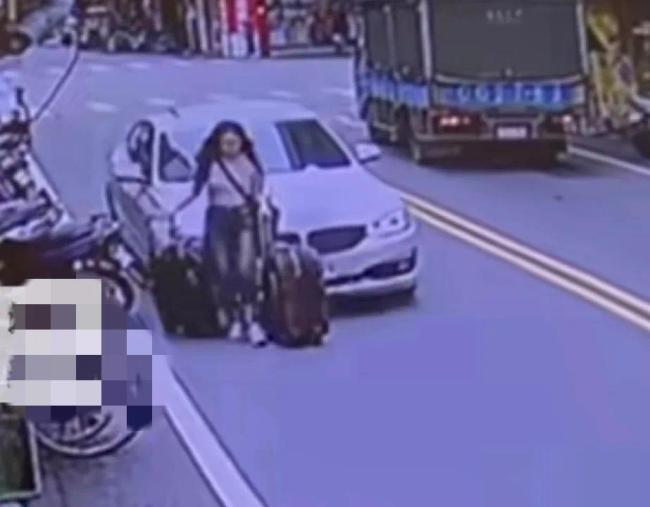 臺(tái)灣發(fā)生假車禍真搶劫事件：假車禍真搶劫