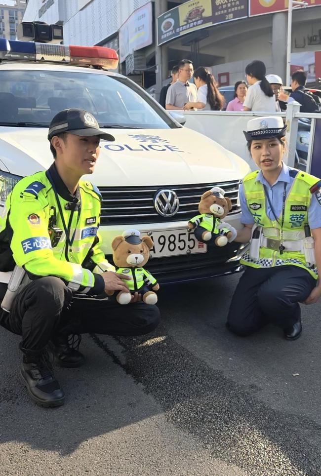 民警手拿向日葵迎接高考考生 祝金榜題名