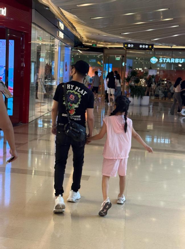 汪峰带一双儿女逛街 温馨画面曝光