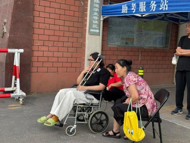 第一批走錯(cuò)考場(chǎng)的學(xué)生出現(xiàn)了 交警鐵騎緊急“轉(zhuǎn)場(chǎng)”送考