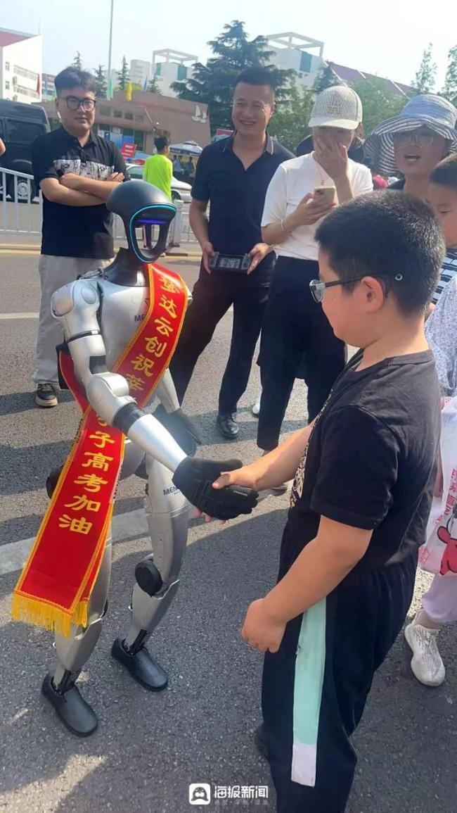 高考首日人形机器人也来送考了 为考生加油鼓劲