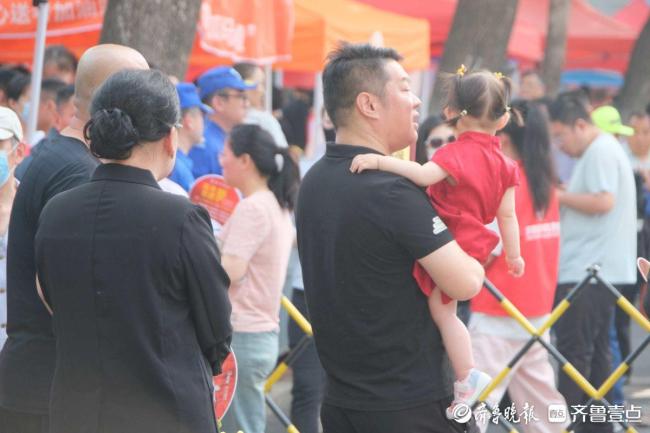 高考考场外家长好心态被点赞 暖心“陪烤”静候佳讯