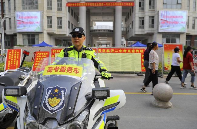 成都交警用无人机护航高考 科技赋能硬核守护
