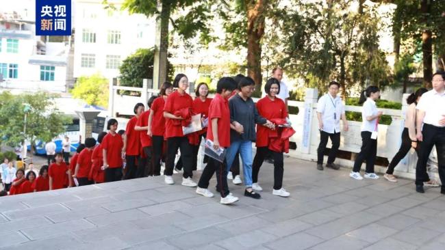 張桂梅用小喇叭為學(xué)子送上祝福