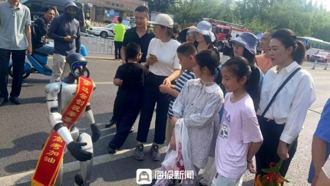 高考首日人形机器人也来送考了 为考生加油鼓劲