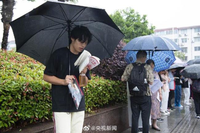 全国统一动作 进考场前争分夺秒多看一个知识点