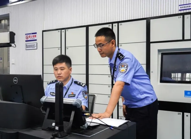 抓獲32名假“白富美” 警方搗毀一詐騙窩點