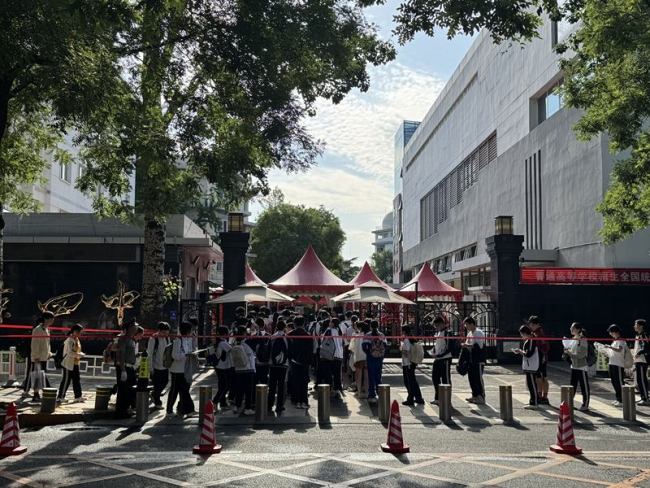 桂林高考首日老师家人温情送考 加油声中步入考场