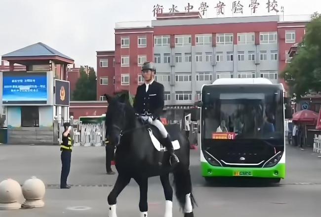 家长身着旗袍手拿向日葵等候 为考生加油打气