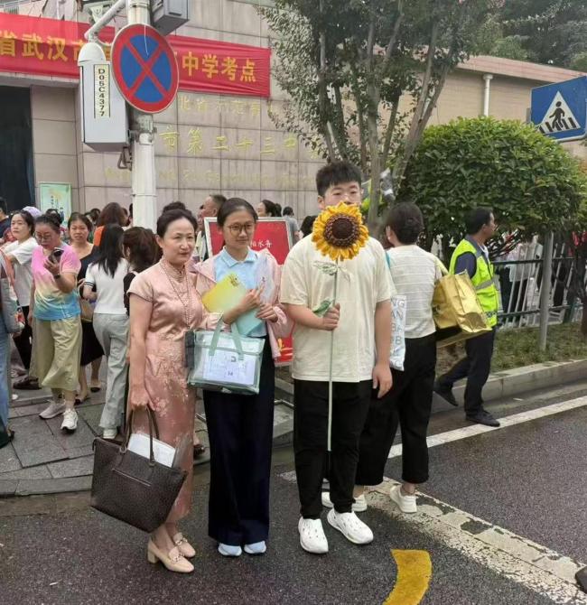 妹妹身穿金榜题名衣服为哥哥加油 全家总动员助考