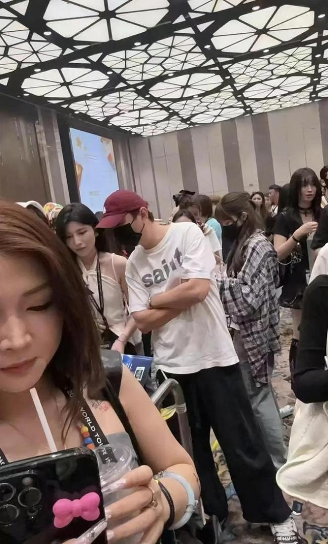 王思聰帶多位美女看權(quán)志龍演唱會 消費(fèi)降級,？