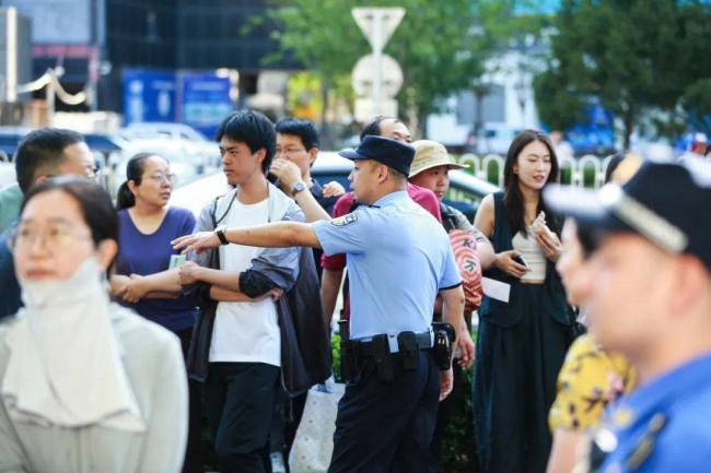 北京警方日均投入6900余警力护航 确保高考安全有序