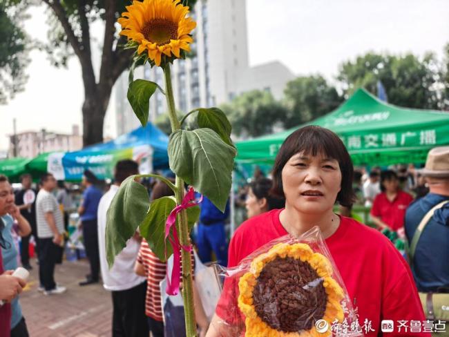 考场外皆是家长们的仪式感 向日葵与红衣寄寓希望