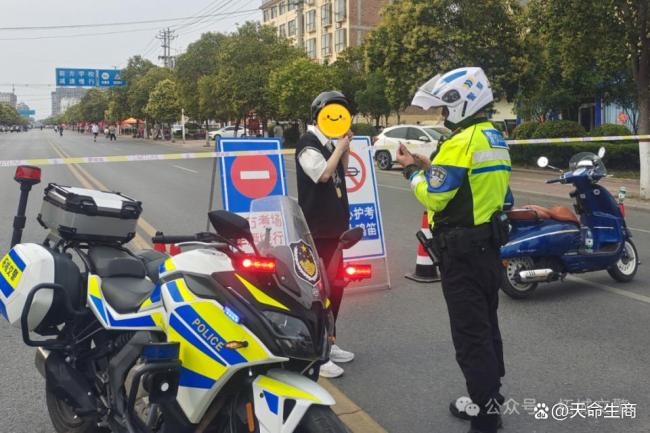 考生丟失文件袋 民警安慰不要影響心態(tài) 證件失而復(fù)得