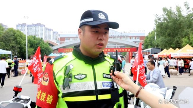 考生丢失文件袋 民警安慰不要影响心态 证件失而复得