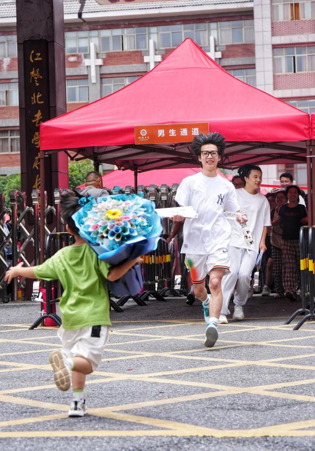 6岁弟弟冲向跑出考场的哥哥 暖心一幕感动众人
