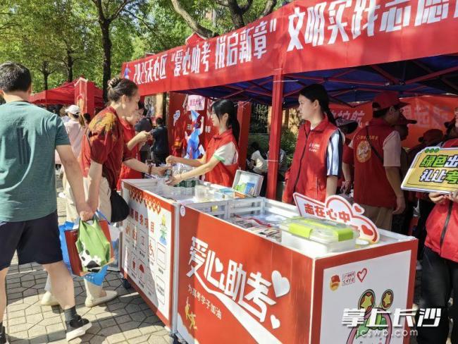 長沙志愿者冒雨加固高考點雨棚 愛心助考暖人心